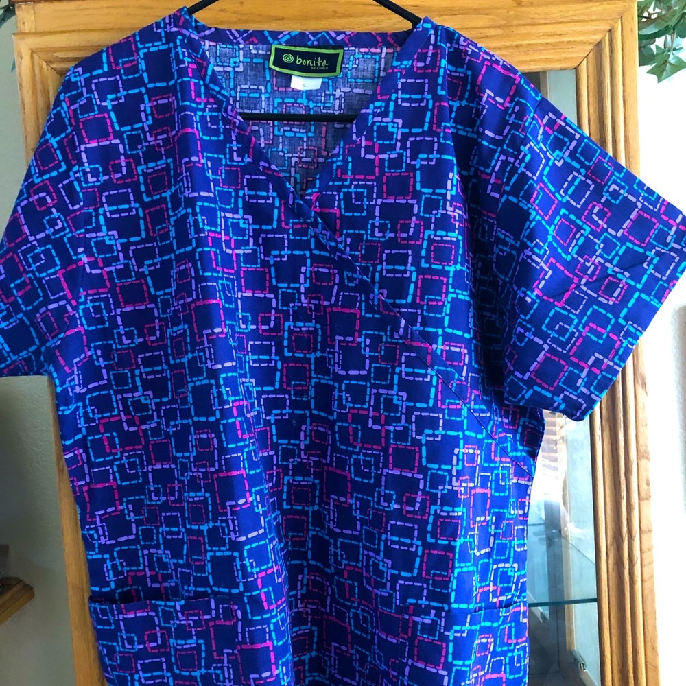 SB womens scrub top really comfortable beautiful fit